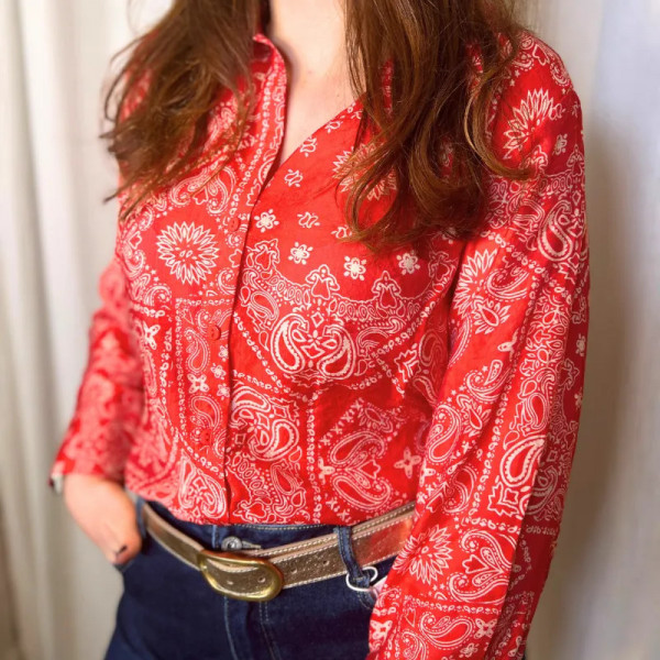 Chemise femme rouge légère à motifs bandana blancs | Tendance