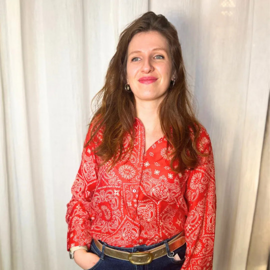 Chemise femme rouge légère à motifs bandana blancs | Tendance