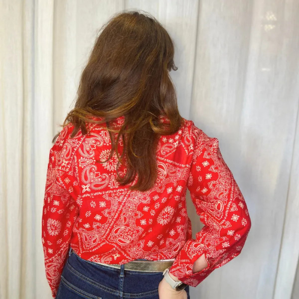 Chemise femme rouge légère à motifs bandana blancs | Tendance