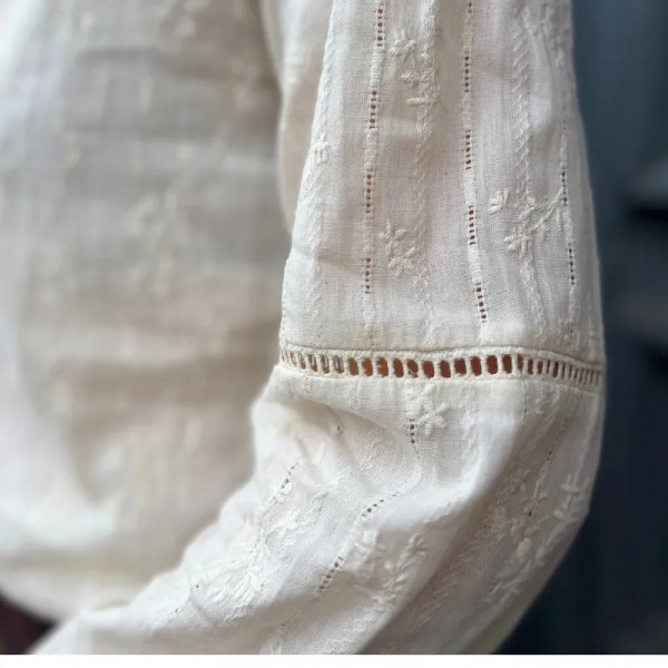 Blouse femme beige brodée élégante | Chic et féminine