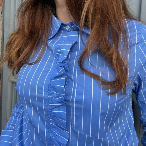 Chemise femme cintrée à rayures bleues et blanches | Col à volants