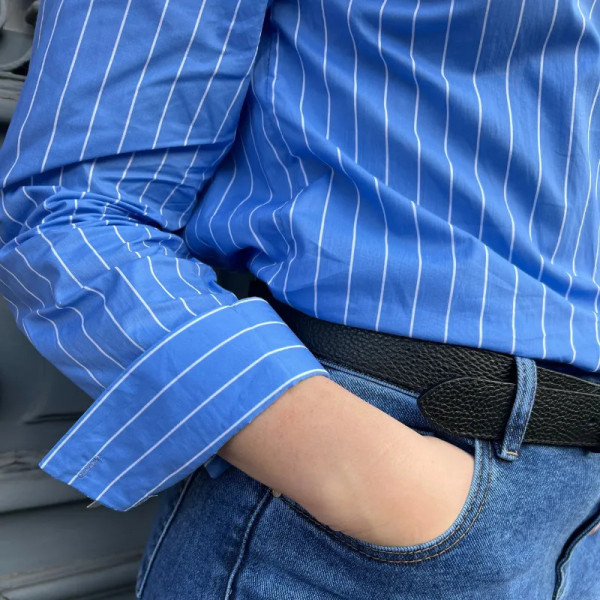 Chemise femme cintrée à rayures bleues et blanches | Col à volants