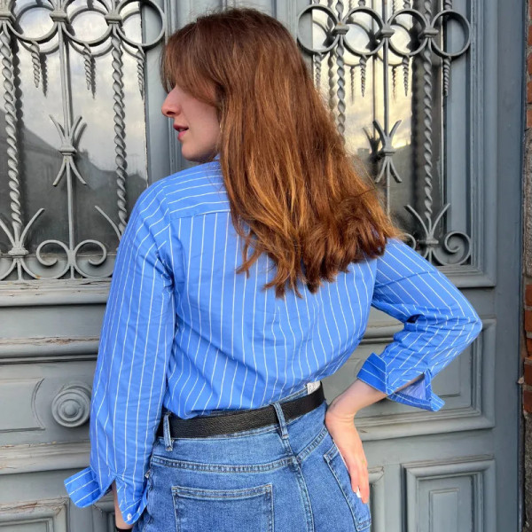 Chemise femme cintrée à rayures bleues et blanches | Col à volants