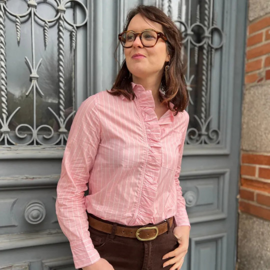 Chemise femme cintrée rose à rayures blanches | Col à volants