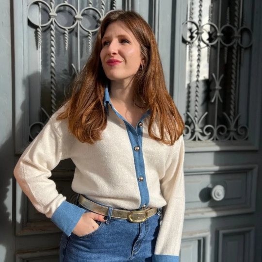 Gilet femme beige avec détails bleu jean et boutons dorés | Tendance