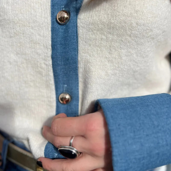 Gilet femme beige avec détails bleu jean et boutons dorés | Tendance