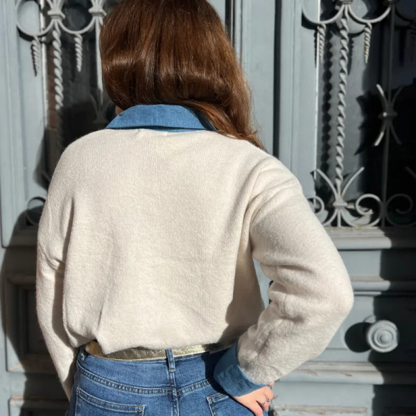Gilet femme beige avec détails bleu jean et boutons dorés | Tendance