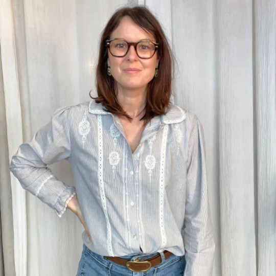 Chemise femme ceintrée rayures bleues et broderie blanche | Casual chic