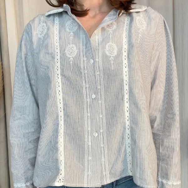 Chemise femme ceintrée rayures bleues et broderie blanche | Casual chic