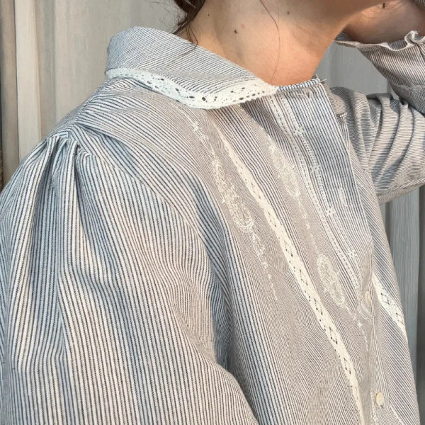 Chemise femme ceintrée rayures bleues et broderie blanche | Casual chic