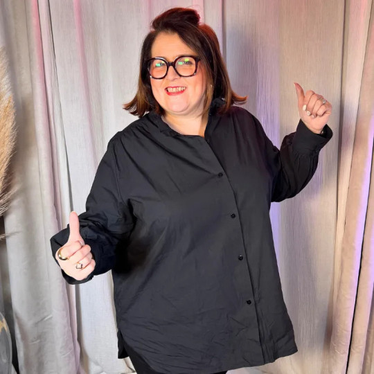 Chemise noire grande taille femme – Col montant volant & fronces dos