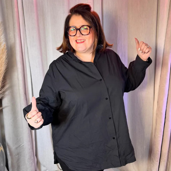 Chemise noire grande taille femme – Col montant volant & fronces dos