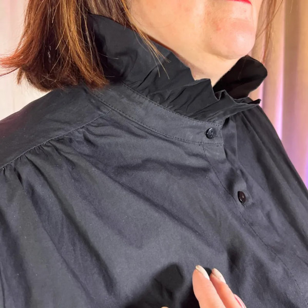Chemise noire grande taille femme – Col montant volant & fronces dos