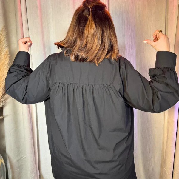 Chemise noire grande taille femme – Col montant volant & fronces dos