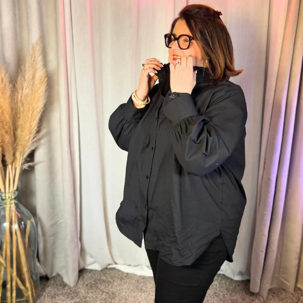 Chemise noire grande taille femme – Col montant volant & fronces dos