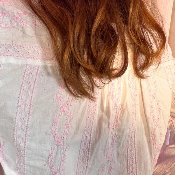 Chemise femme blanche brodée fleurs rose vif