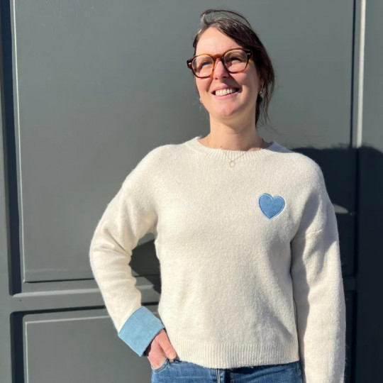 Pull femme beige col rond – Cœur bleu brodé & manches revers bleu