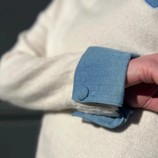 Pull femme beige col rond – Cœur bleu brodé & manches revers bleu