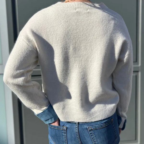 Pull femme beige col rond – Cœur bleu brodé & manches revers bleu