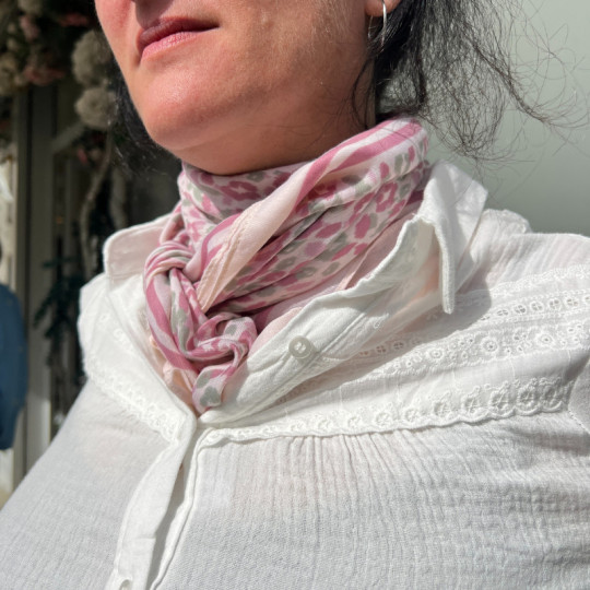 Foulard motifs léopard rose et vert