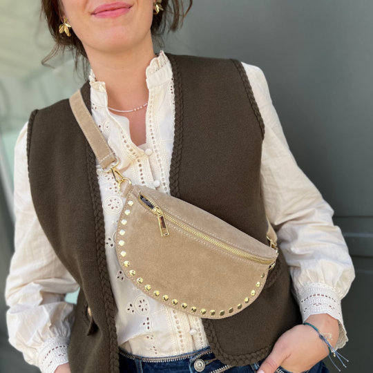 Sac banane clouté en cuir beige